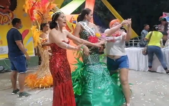 Người thân Á hậu vừa đăng quang bức xúc làm loạn sân khấu, tát ban giám khảo