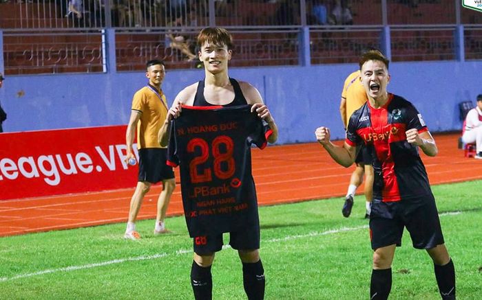 Hoàng Đức cởi áo ăn mừng bàn thắng vào lưới đội bóng suýt giải thể
