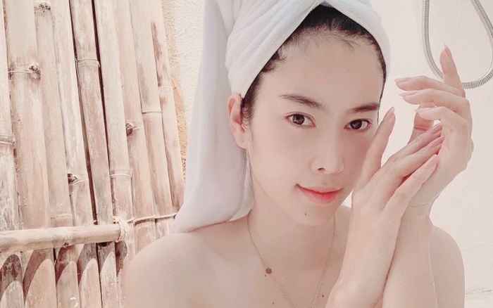 Nam Em gợi cảm với 'cặp kiếm nhật' dài miên man