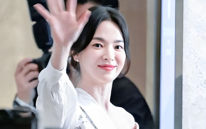 Song Hye Kyo gây xôn xao khi xuất hiện trong đám cưới