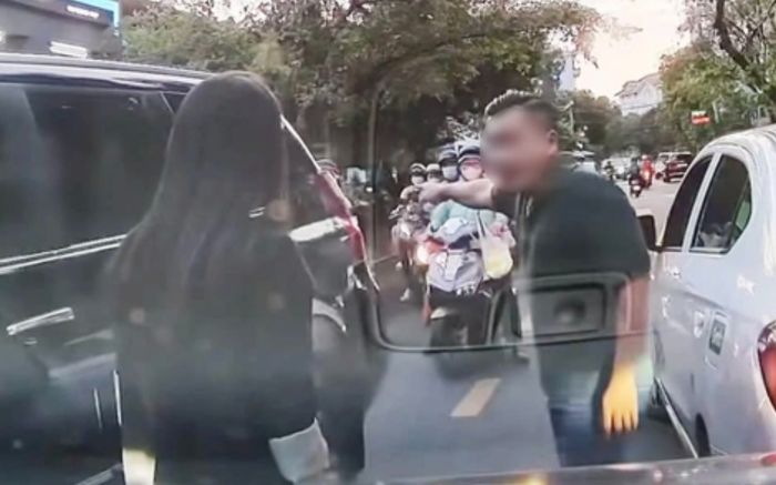 Nữ tài xế bị tát giữa đường vì bóp còi xin đường, gặp lại đối phương tại công an