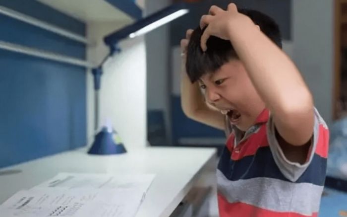 Cậu bé viết bài văn kể lại lần bị bố đánh, đọc xong dân tình thấy 'cũng không oan'