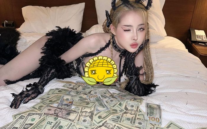 Choáng với số tiền USD của khách cho Ngân 98