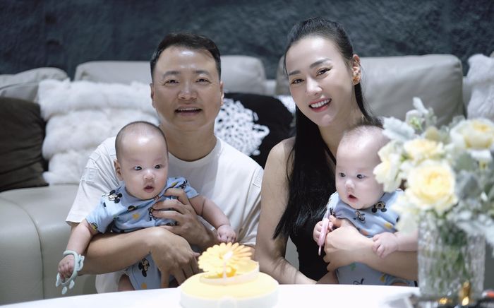 Hai 'baby shark' nhà Phương Oanh lần đầu cùng mẹ làm 1 việc