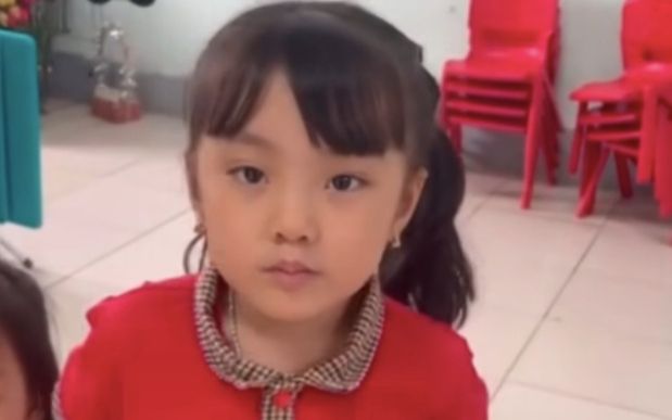 Cô giáo yêu cầu giới thiệu về gia đình, bé gái hồn nhiên tiết lộ bí mật của bố