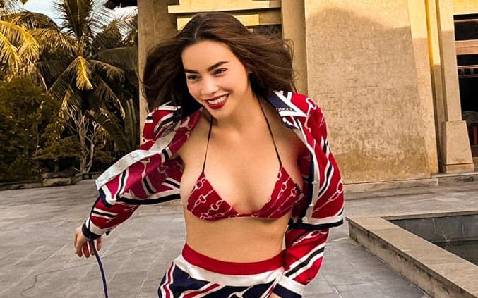 Hồ Ngọc Hà 'trồng chuối' gây sốt