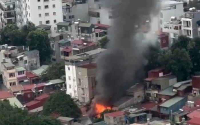 Cháy xưởng gỗ ở Hà Nội, nhiều tài sản bị thiêu rụi