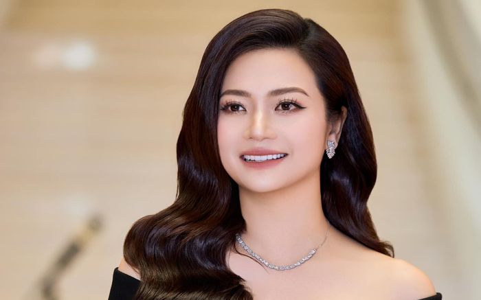 Kiều Anh khoe 'cặp kiếm Nhật' dài miên man không kém hoa hậu ở tuổi 43