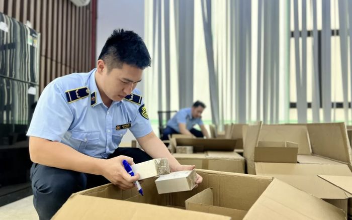 Tiktoker 4 triệu follow bị thu giữ hơn 10.000 chai nước hoa nhập lậu