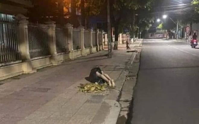 Sự thật bức ảnh chụp nửa thân dưới nhô ra từ túi rác