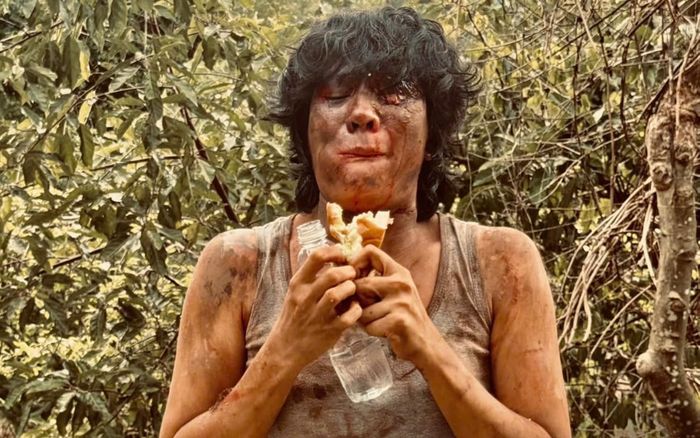 Nữ diễn viên nóng bỏng bị hành hạ khiến gương mặt biến dạng, cảnh ăn bánh mì khiến dân tình sốc nặng