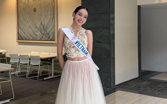 Thanh Thủy đổi layout khoét eo xuyên thấu tại Nhật Bản