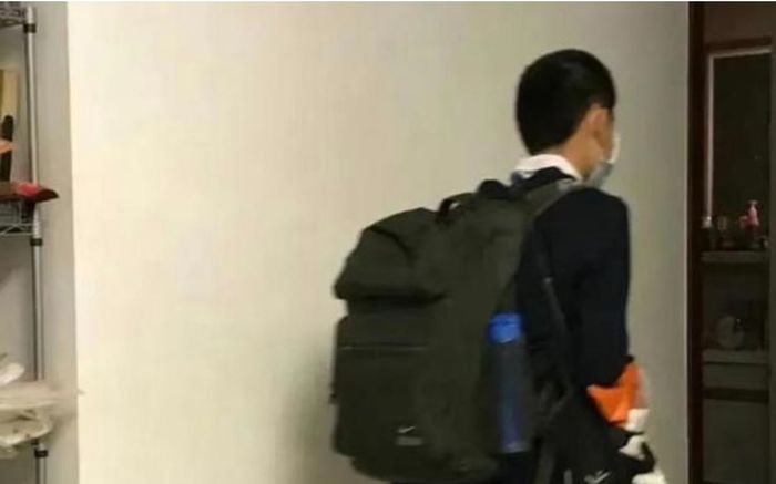 Cậu bé lớp 7 bỏ nhà đi rồi nhảy xuống từ tầng 11, cha sững sờ phát hiện bí mật bên trong cặp sách