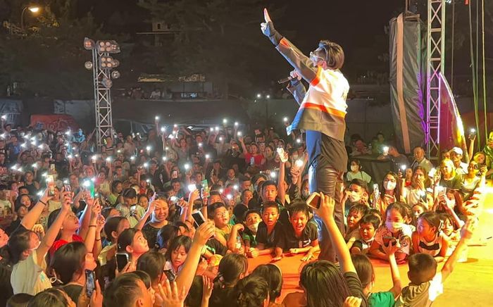 Nam ca sĩ Việt bị té vì đứng trên ghế nhựa biểu diễn, một khán giả phản ứng kịp thời