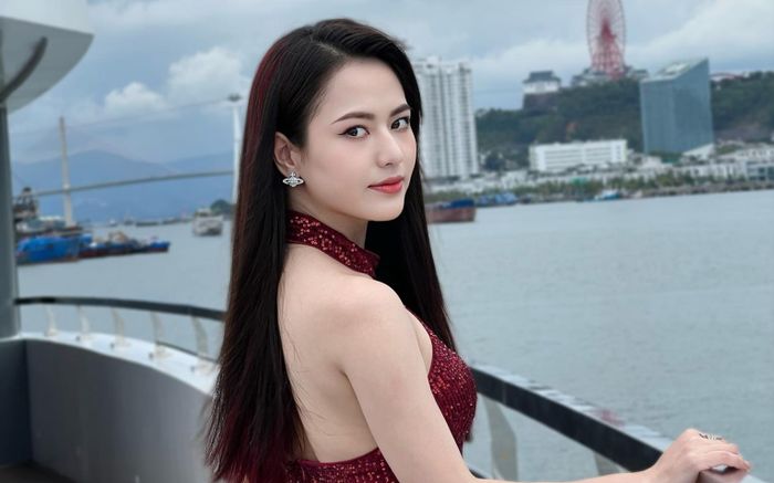 Bóng hồng quyến rũ nhất Độc đạo khoe lưng trần nóng bỏng