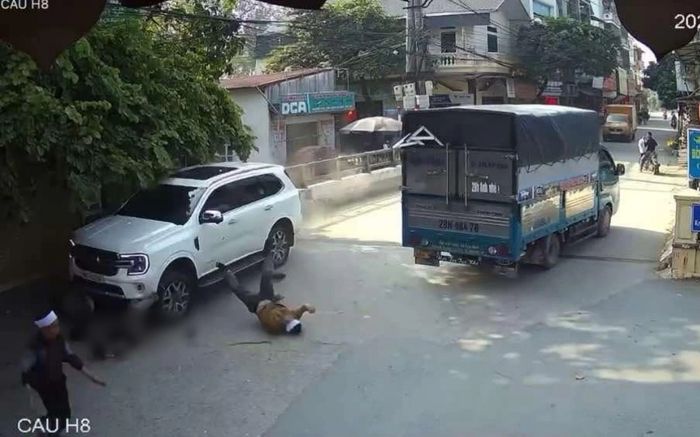 Ô tô mất lái lao vào đoàn người đưa tang, 4 người thương vong ở Hà Nội