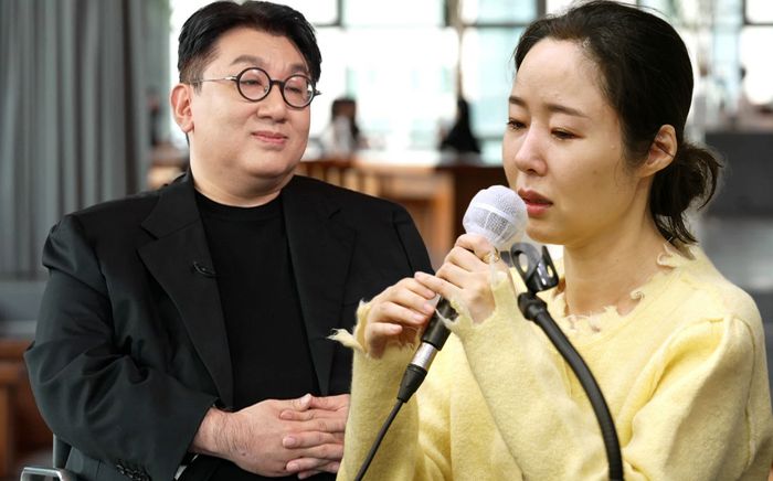 Bang Si Hyuk 'nắm tay' Min Hee Jin lọt top danh sách không ai muốn góp mặt