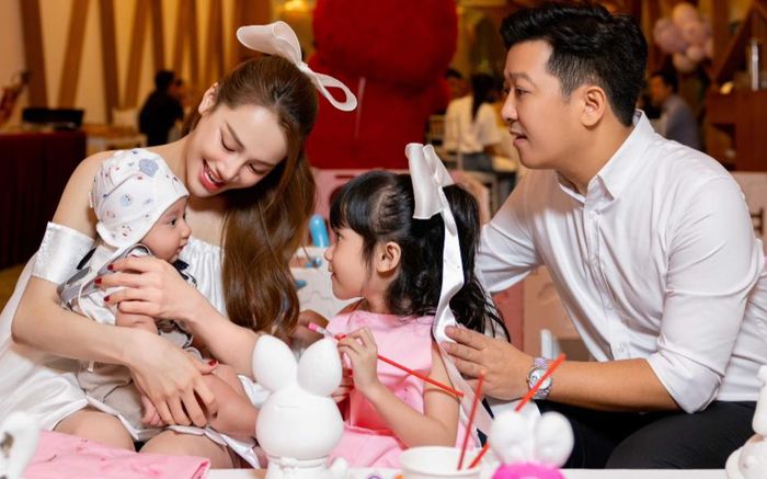 Nhã Phương lần đầu khoe cận diện mạo quý tử thứ 2