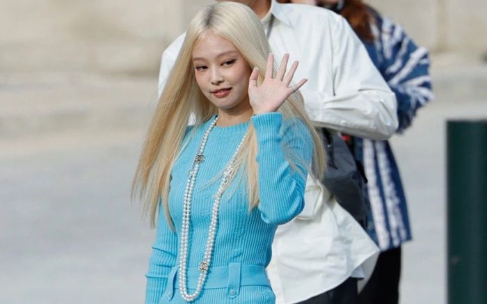 Jennie bị người hâm mộ xúc phạm trên đường