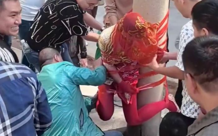 Phẫn nộ cô dâu bị đám bạn của chú rể trói vào cột điện trong đám cưới