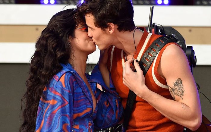 Shawn Mendes gây tranh cãi khi nhắc đến bạn gái cũ dù đã chia tay nhiều năm