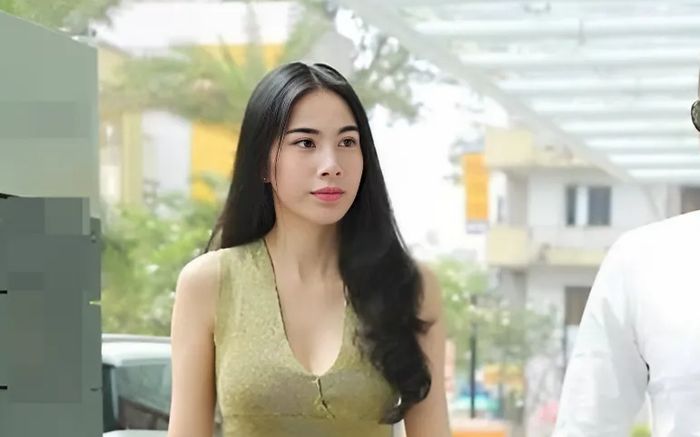 Xôn xao đoạn clip ca sĩ Thủy Tiên bỏ về khi được mời dự show thời trang từ thiện