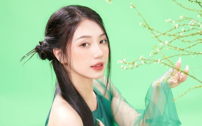 Đi giữa trời rực rỡ: Gia thế của cô chủ shop xinh đẹp đang theo đuổi Chải