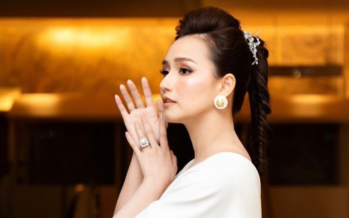 Choáng ngợp với bộ sưu tập trang sức trăm tỷ của 'bà trùm kim cương Vbiz'