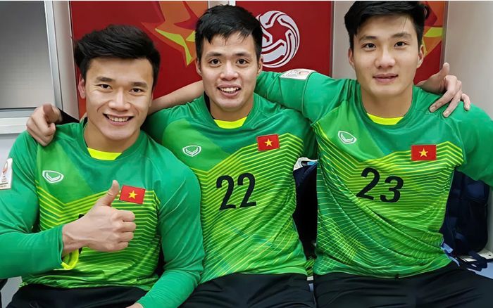 Đồng đội thủ môn Bùi Tiến Dũng sốc vì tin giải nghệ