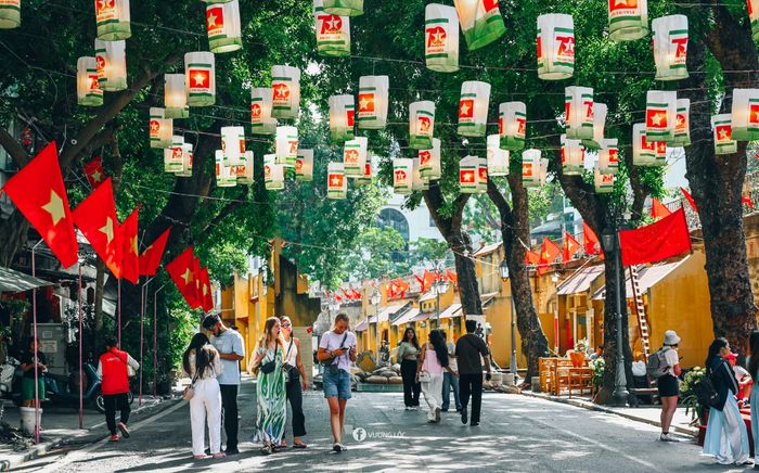 Rộn ràng sắc cờ trên phố Phùng Hưng nhân kỷ niệm Ngày Giải phóng Thủ đô