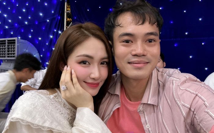 Hoà Minzy diện váy trễ nải, Văn Toàn nói ngay 1 câu