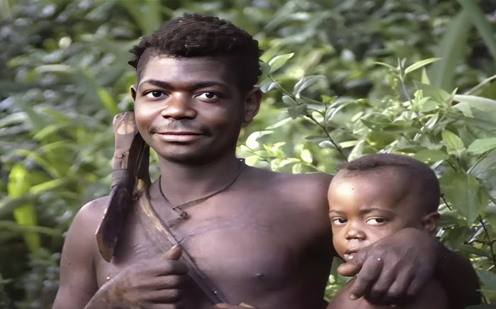 Bộ tộc kỳ lạ cho con bú bằng sữa của đàn ông, nam giới có 'tuyết lê' khủng vì thường xuyên làm điều này