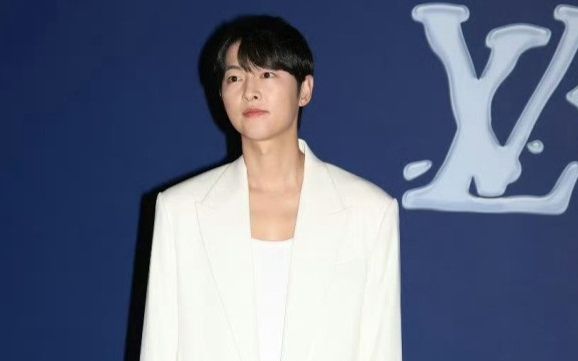 Khán giả phản ứng việc Song Joong Ki mặc váy tham dự show Louis Vuitton