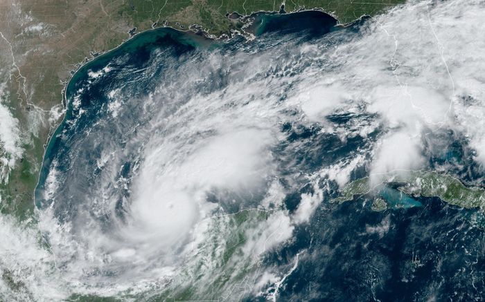 Siêu bão mạnh nhất hành tinh Milton chuẩn bị đổ bộ