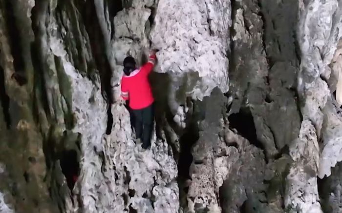 Thót tim cảnh người phụ nữ leo vách núi hơn 100 mét không cần đồ bảo hộ