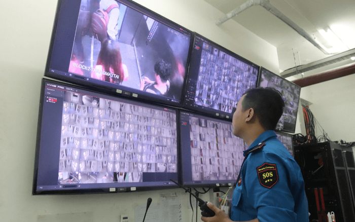 Người đàn ông khỏe mạnh bỗng đau đầu chóng mặt, sốc khi check camera công ty