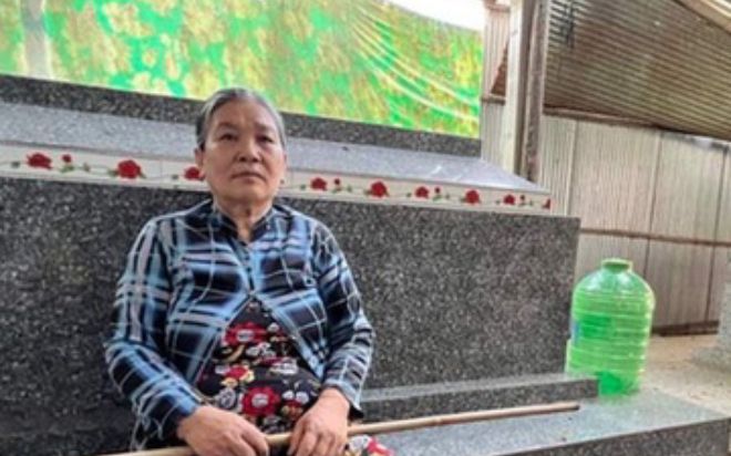 Người phụ nữ xây mộ chồng con trong nhà, đêm đêm nằm cạnh khiến hàng xóm xót xa