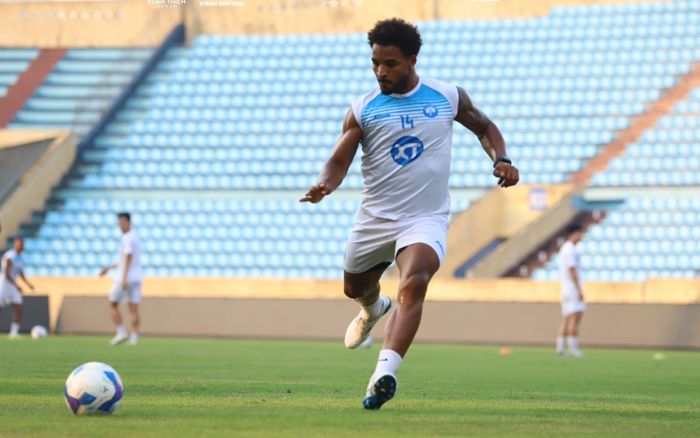 Nguyễn Xuân Son bất lực trong ngày Nam Định FC thua tuyển Việt Nam