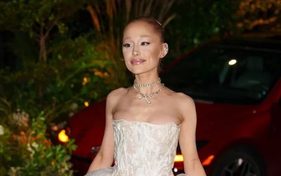 Ariana Grande đẹp gợi cảm trong chiếc corset o ép vòng một