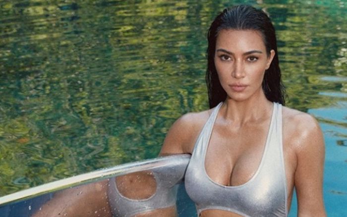 Kim Kardashian và những khoảnh khắc quyến rũ trong áo tắm ánh kim