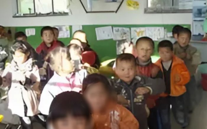 Gắn thiết bị nghe lén, người mẹ tan nát cõi lòng khi biết tình cảnh con gái ở nhà trẻ