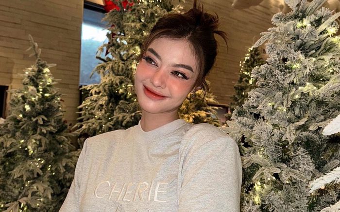 Bất ngờ với vóc dáng của Á hậu Việt sau 2 tháng sinh con ở tuổi 24