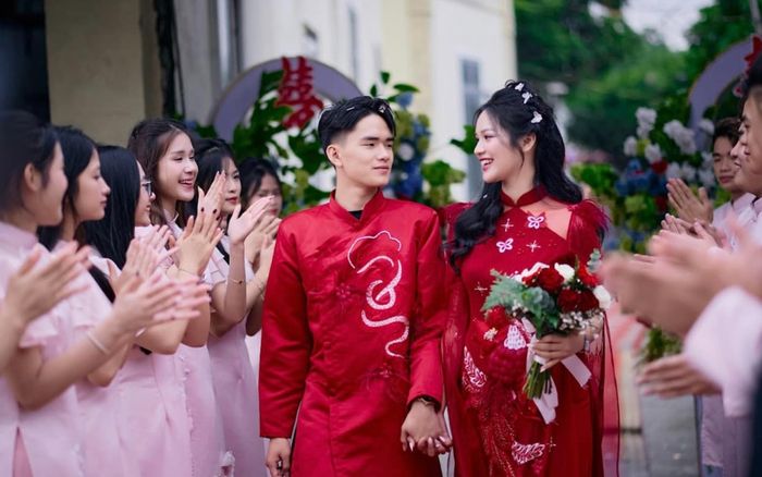 Con trai 'đại gia đồng nát' sở hữu lâu đài trăm tỷ sắp kết hôn, nhan sắc cô dâu 18 tuổi gây sốt