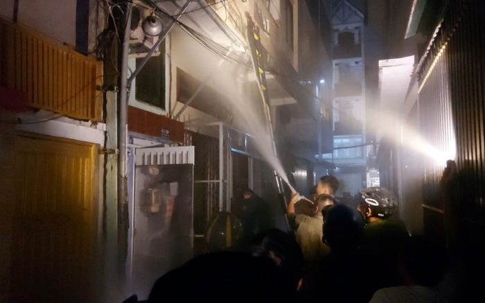 Thót tim cảnh giải cứu hai người khỏi ngôi nhà 3 tầng đang cháy ở quận 3