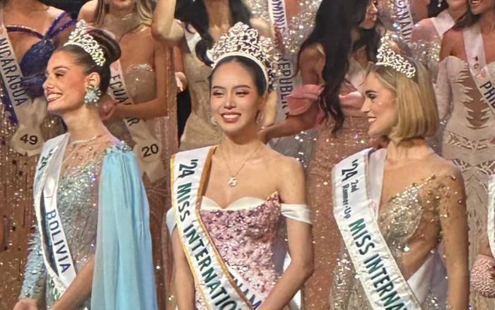 Thanh Thủy suýt té trên sân khấu sau khi đăng quang Hoa hậu Quốc tế 2024