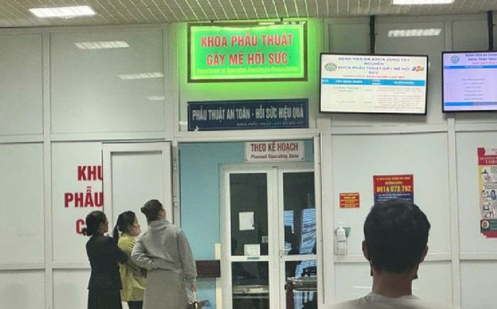 Hai nữ sinh bị đâm sau giờ chào cờ vì mâu thuẫn nhỏ: Xót xa cảnh cha mẹ tại bệnh viện