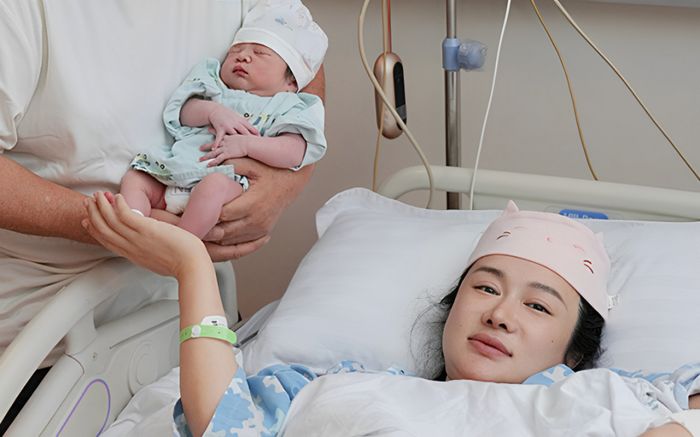 Nam diễn viên nổi tiếng có con ở tuổi U80, túc trực 24/7 ở bệnh viện chăm vợ trẻ