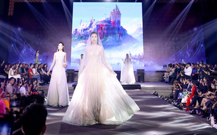 Hàng ngàn khán giả mãn nhãn trước 'bữa tiệc thời trang' tại Bảo tàng Hà Nội