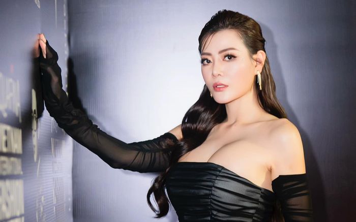 Thanh Hương khoe đôi 'gò bồng đảo' gợi cảm