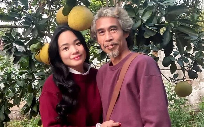 Nam diễn viên Việt râu tóc bạc phơ cưới nữ khán giả kém 25 tuổi, vợ xinh gọi chồng bằng cụ